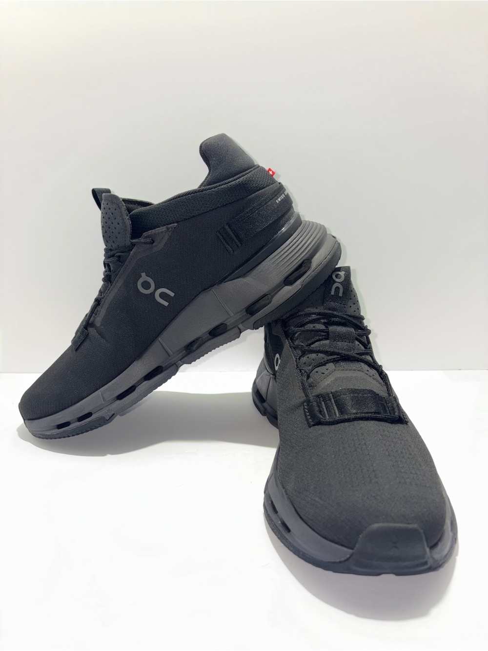 On Running Men’s Black Low-Top Cloud Running Sneakers On Cloudnova 2 Size 10.5